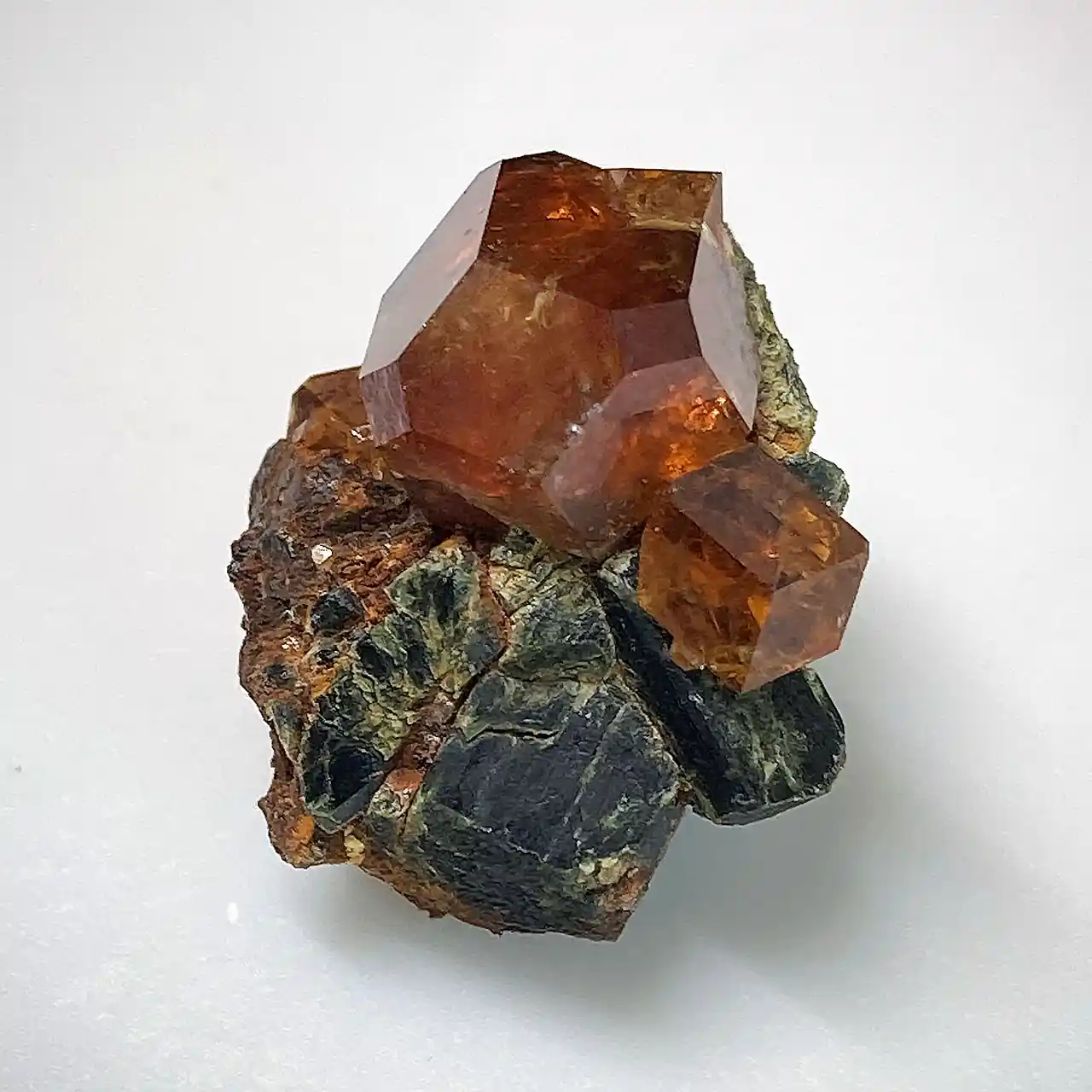 石榴石上也长出了奇怪的面…… | Sapphire Valley